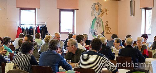 À table dans la salle des fêtes